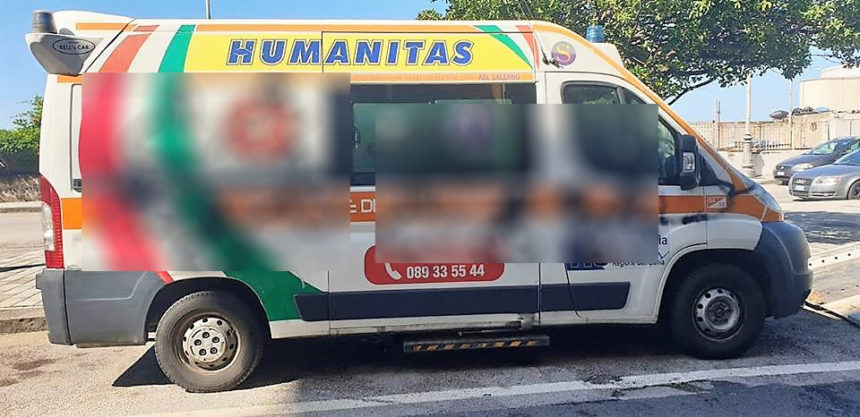 VIDEO – Ambulanza imbrattata: ragazzata o intimidazione?